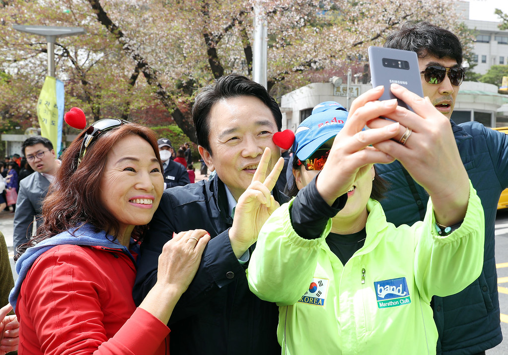 																																						경기도청 벚꽃축제 기간(4.13 ~ 4.15)중인 15일 오후 남경필 경기도지사가 경기도청 벚꽃축제에서 방문한 도민들과 셀프카메라를 촬영하고 있다.
																		
																		