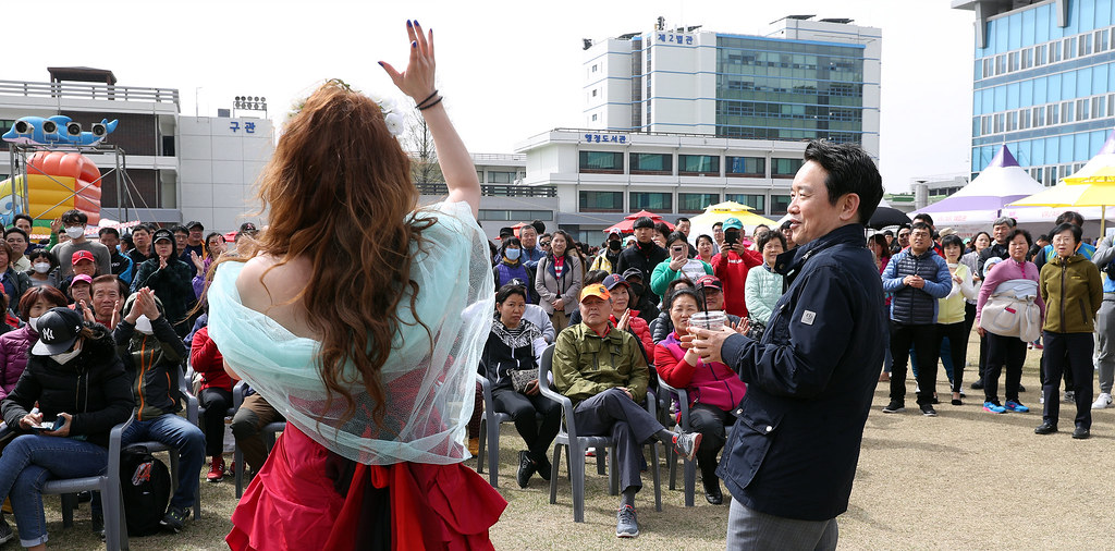 																																						경기도청 벚꽃축제 기간(4.13 ~ 4.15)중인 15일 오후 남경필 경기도지사가 경기도청 벚꽃축제에 참여하고 있다.
																		
																		