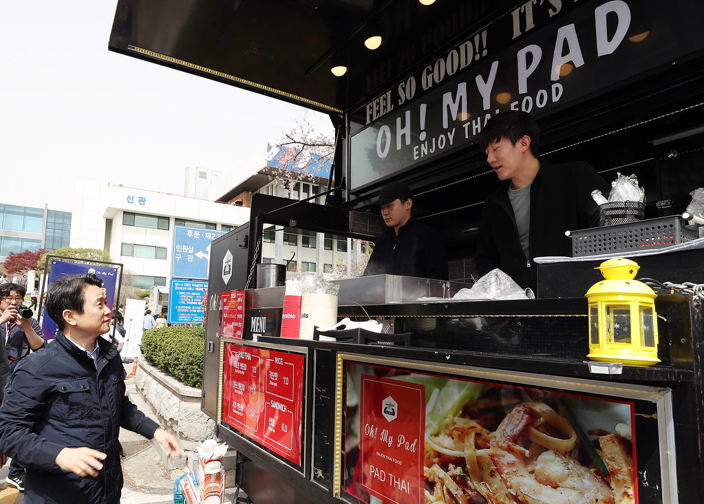 																																						경기도청 벚꽃축제 기간(4.13 ~ 4.15)중인 15일 오후 남경필 경기도지사가 경기도청 벚꽃축제에서 푸드트럭 관계자를 격려하고 있다.
																		
																		