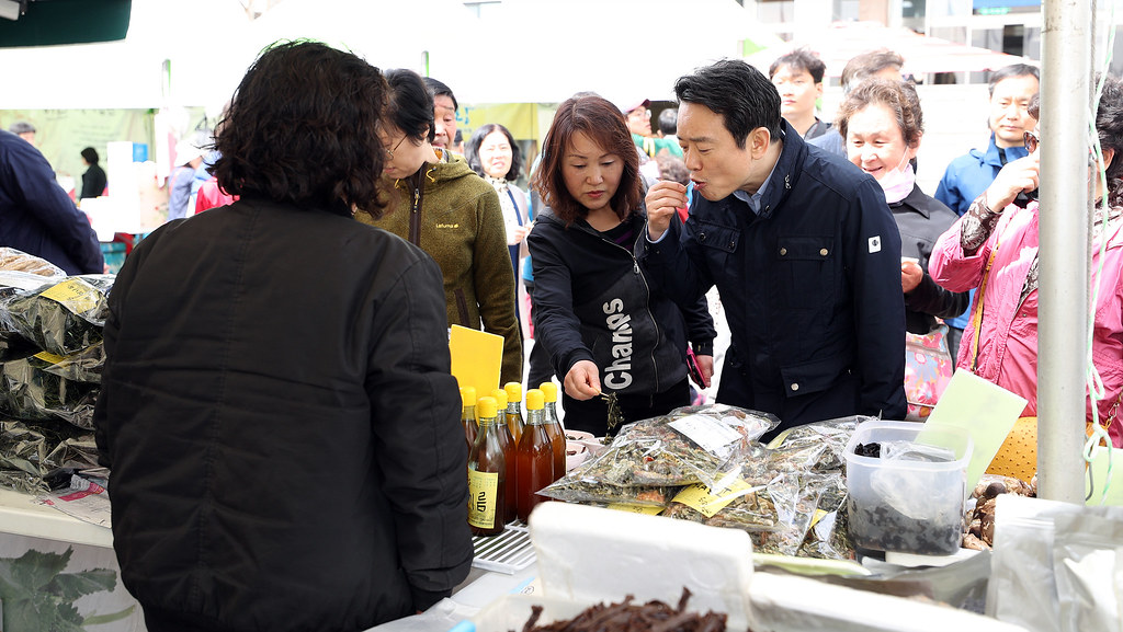 																																						경기도청 벚꽃축제 기간(4.13 ~ 4.15)중인 15일 오후 남경필 경기도지사가 경기도청 벚꽃축제에서 강원도 특산품 판매부스를 둘러보고 있다.
																		
																		