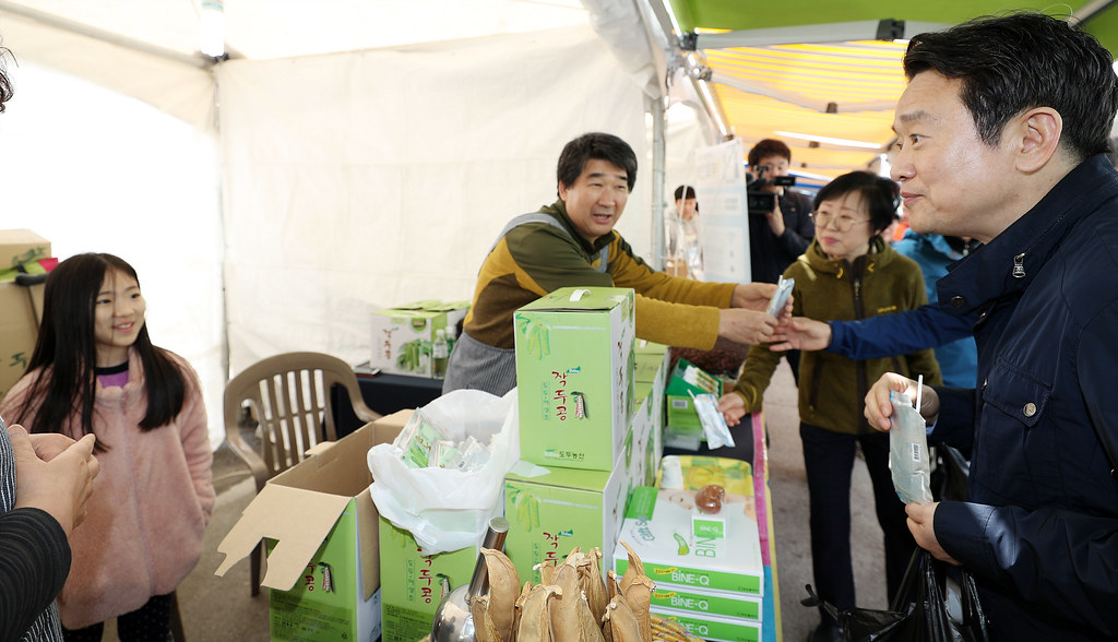 																																						경기도청 벚꽃축제 기간(4.13 ~ 4.15)중인 15일 오후 남경필 경기도지사가 경기도청 벚꽃축제에서 강원도 특산품 판매부스를 둘러보고 있다.
																		
																		