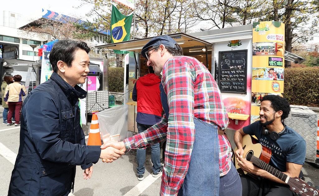 																																						경기도청 벚꽃축제 기간(4.13 ~ 4.15)중인 15일 오후 남경필 경기도지사가 경기도청 벚꽃축제에서 푸드트럭 관계자를 격려하고 있다.
																		
																		