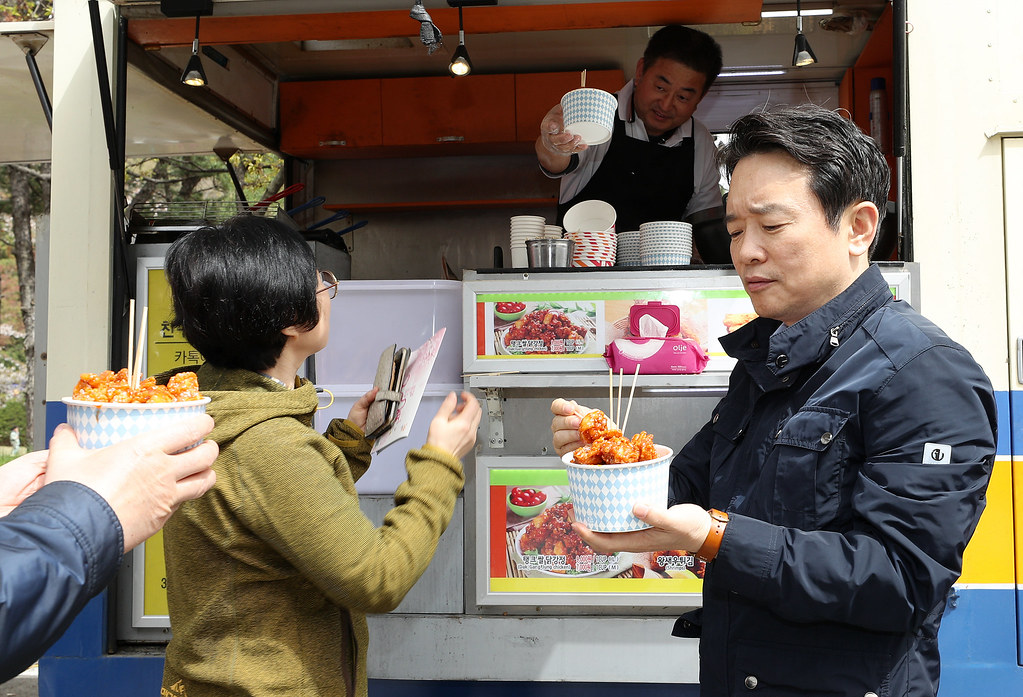 																																						경기도청 벚꽃축제 기간(4.13 ~ 4.15)중인 15일 오후 남경필 경기도지사가 경기도청 벚꽃축제에서 푸드트럭 음식을 사서 먹고 있다.
																		
																		