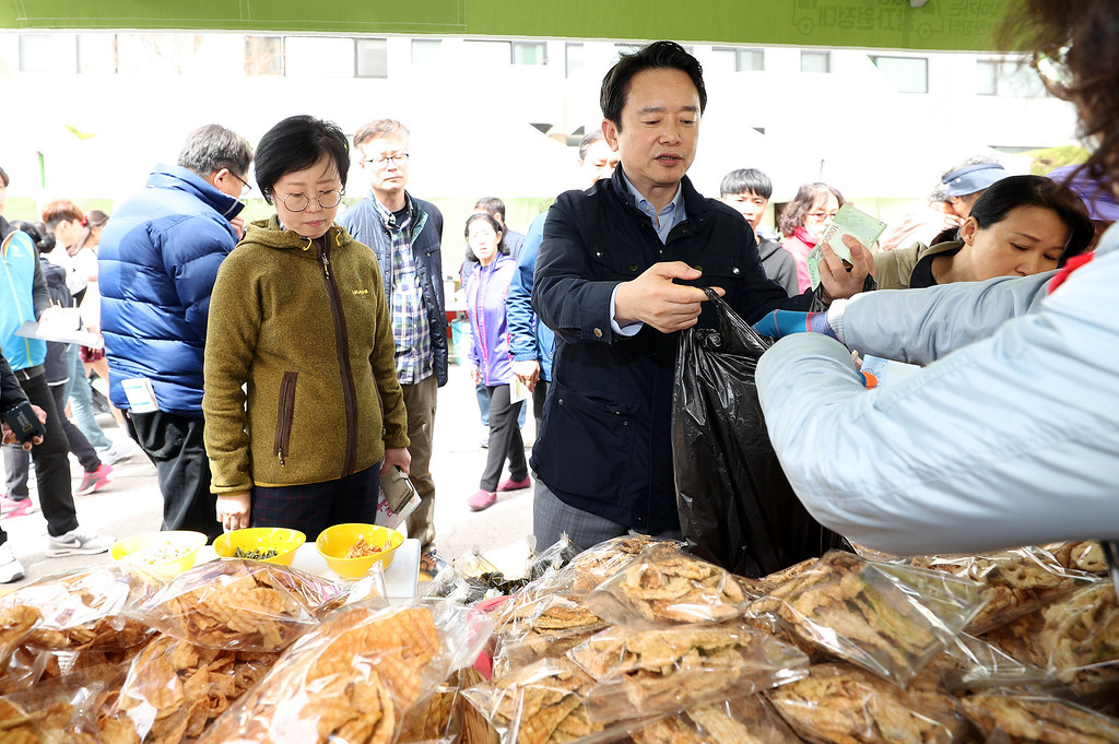 																																						경기도청 벚꽃축제 기간(4.13 ~ 4.15)중인 15일 오후 남경필 경기도지사가 경기도청 벚꽃축제에서 강원도 특산품 판매부스를 둘러보고 있다.
																		
																		