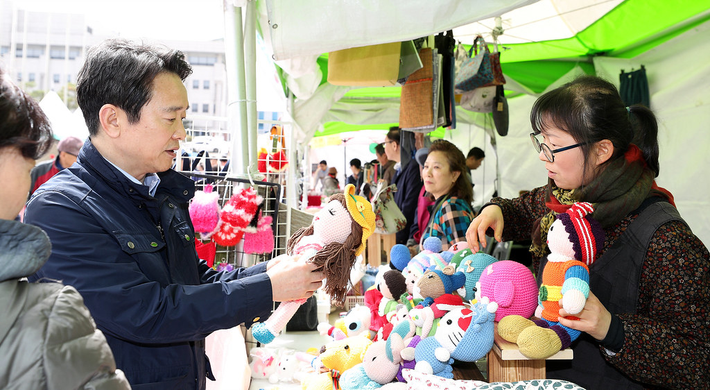 																																						경기도청 벚꽃축제 기간(4.13 ~ 4.15)중인 15일 오후 남경필 경기도지사가 경기도청 벚꽃축제에서 경기도 홍보 판매부스를 둘러보고 있다.
																		
																		