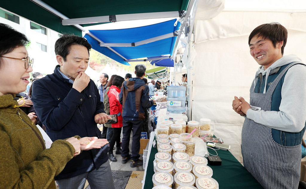 																																						경기도청 벚꽃축제 기간(4.13 ~ 4.15)중인 15일 오후 남경필 경기도지사가 경기도청 벚꽃축제에서 경기도 홍보 판매부스를 둘러보고 있다.
																		
																		