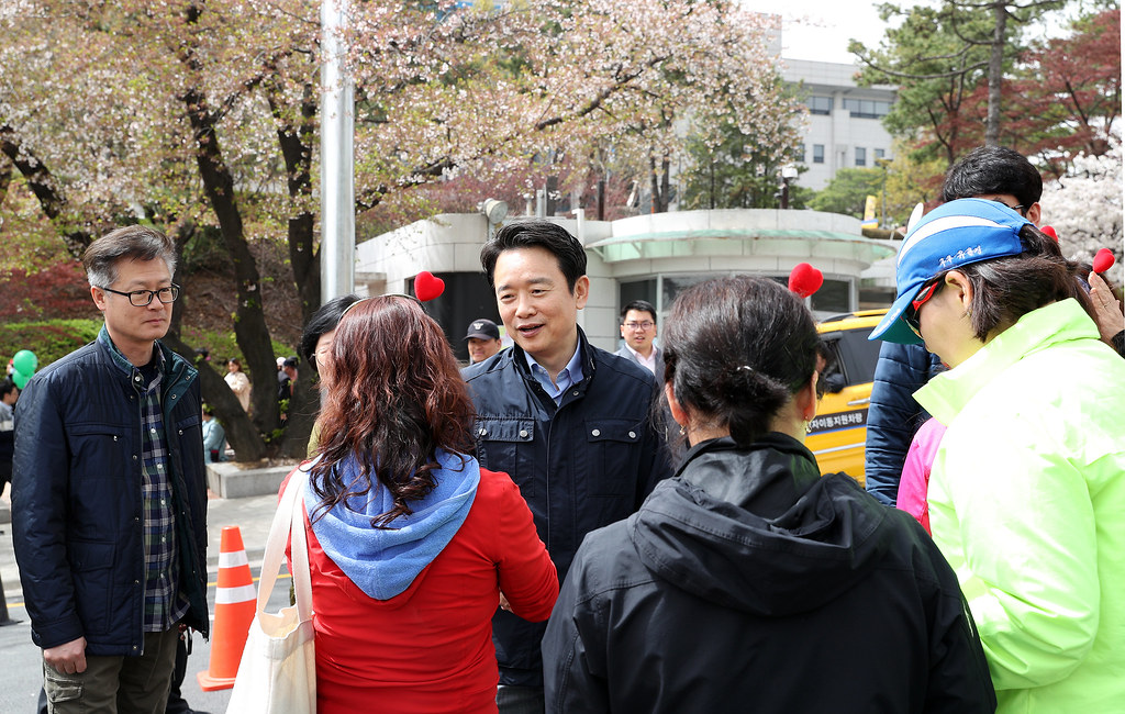 																																						경기도청 벚꽃축제 기간(4.13 ~ 4.15)중인 15일 오후 남경필 경기도지사가 경기도청 벚꽃축제에서 방문한 도민과 인사를 나누고 있다.
																		
																		