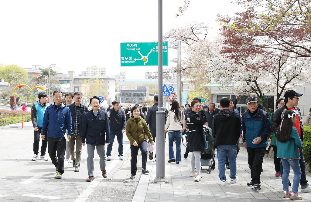 																																						경기도청 벚꽃축제 기간(4.13 ~ 4.15)중인 15일 오후 남경필 경기도지사가 경기도청 벚꽃축제에서 산책을 하고 있다.
																		
																		