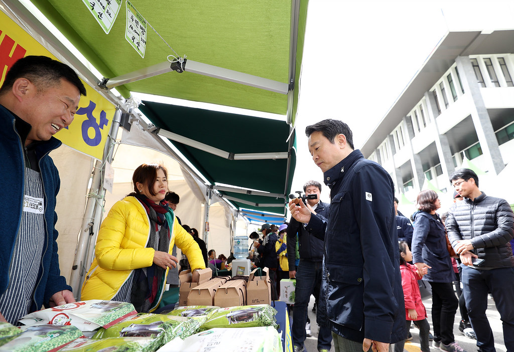 																																						경기도청 벚꽃축제 기간(4.13 ~ 4.15)중인 15일 오후 남경필 경기도지사가 경기도청 벚꽃축제에서 강원도 특산품 판매부스를 둘러보고 있다.
																		
																		