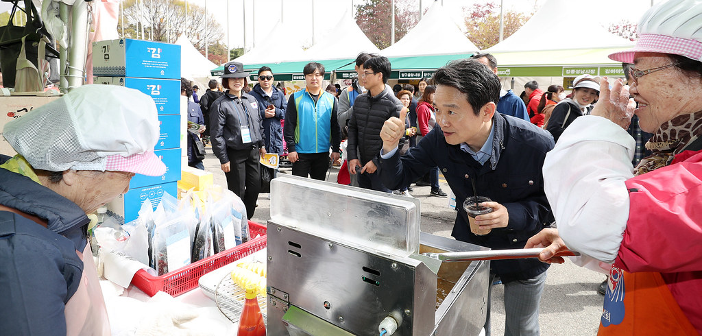 																																						경기도청 벚꽃축제 기간(4.13 ~ 4.15)중인 15일 오후 남경필 경기도지사가 경기도청 벚꽃축제에서 경기도 홍보 판매부스를 둘러보고 있다.
																		
																		