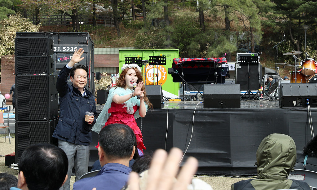 																																						경기도청 벚꽃축제 기간(4.13 ~ 4.15)중인 15일 오후 남경필 경기도지사가 경기도청 벚꽃축제에 참여하고 있다.
																		
																		