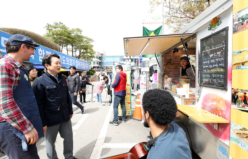 																																						경기도청 벚꽃축제 기간(4.13 ~ 4.15)중인 15일 오후 남경필 경기도지사가 경기도청 벚꽃축제에서 푸드트럭 관계자를 격려하고 있다.
																		
																		