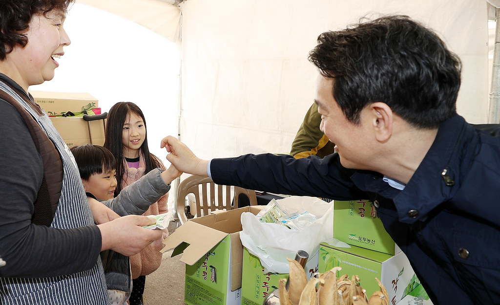 																																						경기도청 벚꽃축제 기간(4.13 ~ 4.15)중인 15일 오후 남경필 경기도지사가 경기도청 벚꽃축제에서 강원도 특산품 판매부스를 둘러보고 있다.
																		
																		