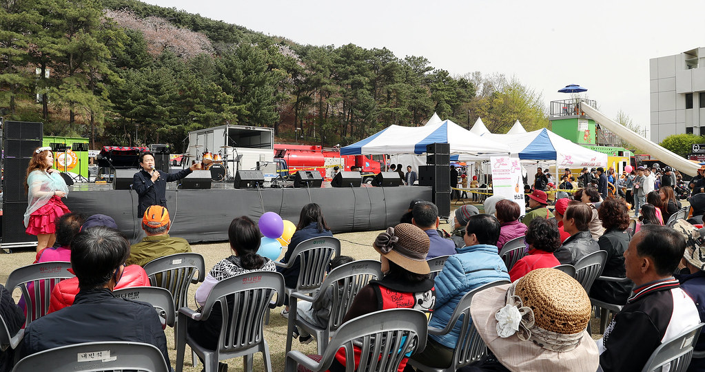 																																						경기도청 벚꽃축제 기간(4.13 ~ 4.15)중인 15일 오후 남경필 경기도지사가 경기도청 벚꽃축제에 참여하고 있다.
																		
																		