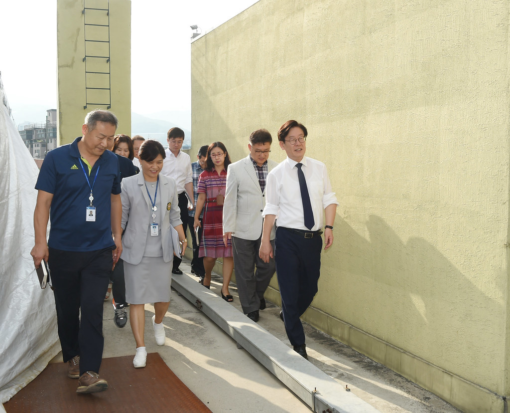 9일 이재명 지사가 의정부의료원을 방문해 의료원을 둘러보고 있다.