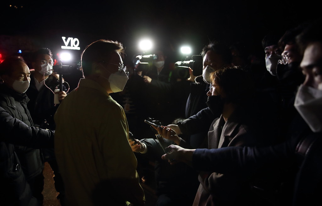 																			2일 오후 이만희 신천지예수교 총회장의 검체 채취 등 역학조사를 위해 경기도 가평군 신천지예수교회 연수원(평화의 궁전)을 찾은 이재명 경기도지사가 기자들의 질문에 답하고 있다.
																		