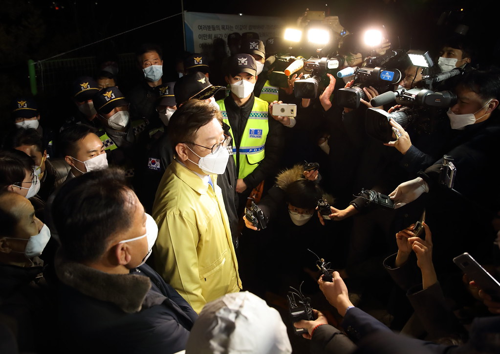 																			2일 오후 이만희 신천지예수교 총회장의 검체 채취 등 역학조사를 위해 경기도 가평군 신천지예수교회 연수원(평화의 궁전)을 찾은 이재명 경기도지사가 기자들의 질문에 답하고 있다.
																		