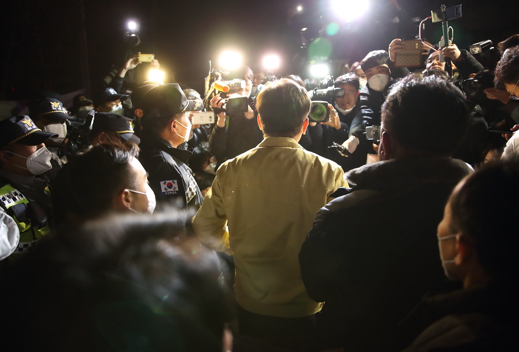 																			2일 오후 이만희 신천지예수교 총회장의 검체 채취 등 역학조사를 위해 경기도 가평군 신천지예수교회 연수원(평화의 궁전)을 찾은 이재명 경기도지사가 기자들의 질문에 답하고 있다.
																		