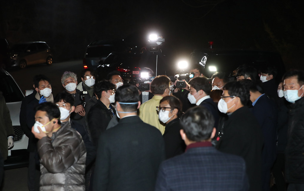 2일 오후 이만희 신천지예수교 총회장의 검체 채취 등 역학조사를 위해 경기도 가평군 신천지예수교회 연수원(평화의 궁전)을 찾은 이재명 경기도지사가 기자들의 질문에 답하고 있다.