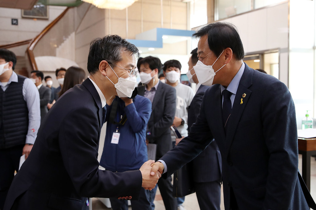 25일 오후 경기아트센터 소극장에서 열린 "아! 꽃이여 별이여" 독립영화 시사회에 이용철 행정1부지사가 장현국 경기도의회 의장과 인사를 나누고 있다.