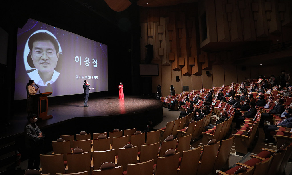 25일 오후 경기아트센터 소극장에서 이용철 행정1부지사, 장현국 경기도의회 의장 등이 참석한 가운데  "아! 꽃이여 별이여" 독립영화 시사회가 열리고 있다.