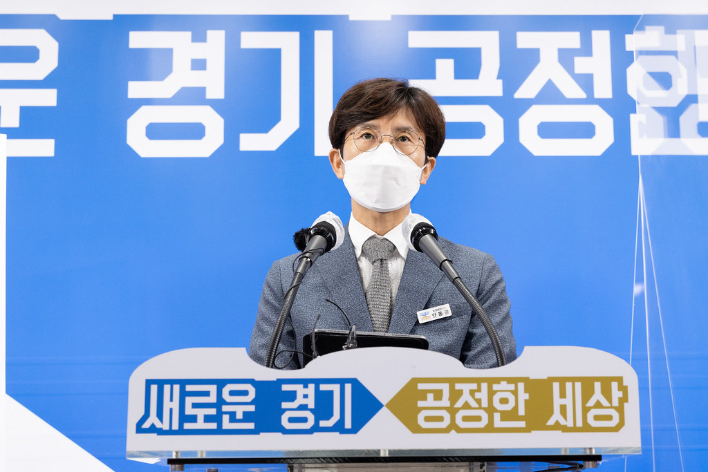 12일 오전 경기도청 브리핑룸에서 안동광 농정해양국장이 가정보육 어린이 건강과일 공급 계획 언론 브리핑을 하고 있다.