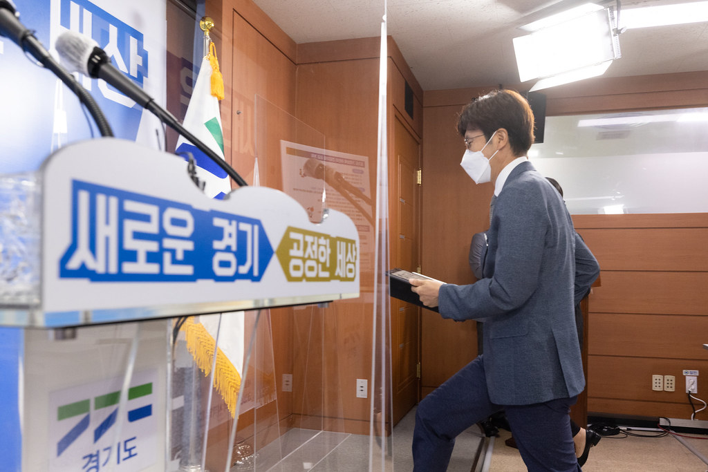 12일 오전 경기도청 브리핑룸에서 안동광 농정해양국장이 가정보육 어린이 건강과일 공급 계획 언론 브리핑을 하고 있다.