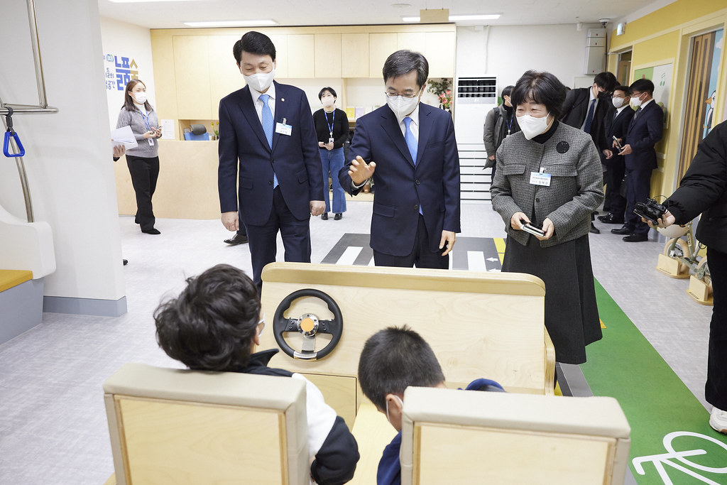 10일 오전 김동연 경기도지사가 경기북부육아종합지원센터 어린이체험관을 방문하여 어린이들과 인사를 하고 있다.