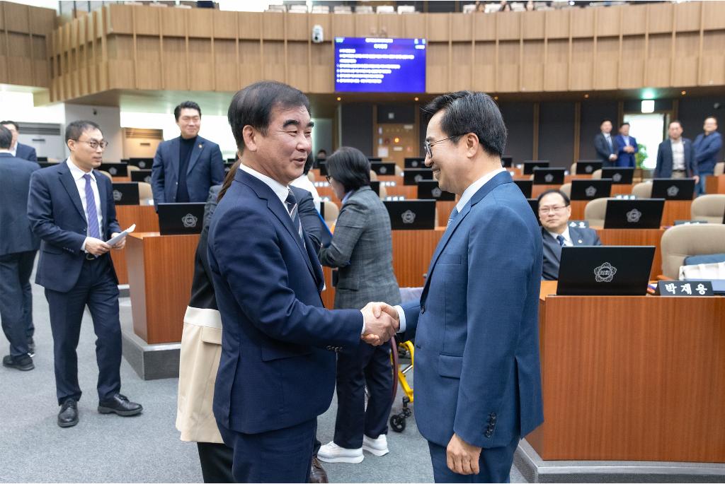 김동연 도지사가 염종현 경기도의회의장과 인사를 나누고 있다.