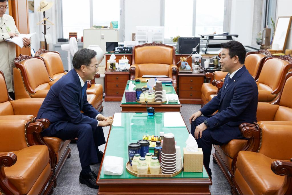 20일 오후 국회 본관에서 김동연 경기도지사가 2025년 경기도 주요 국비 사업 확보 건의를 위해 박정 예산결산특별위원회 위원장과 면담하고 있다. 