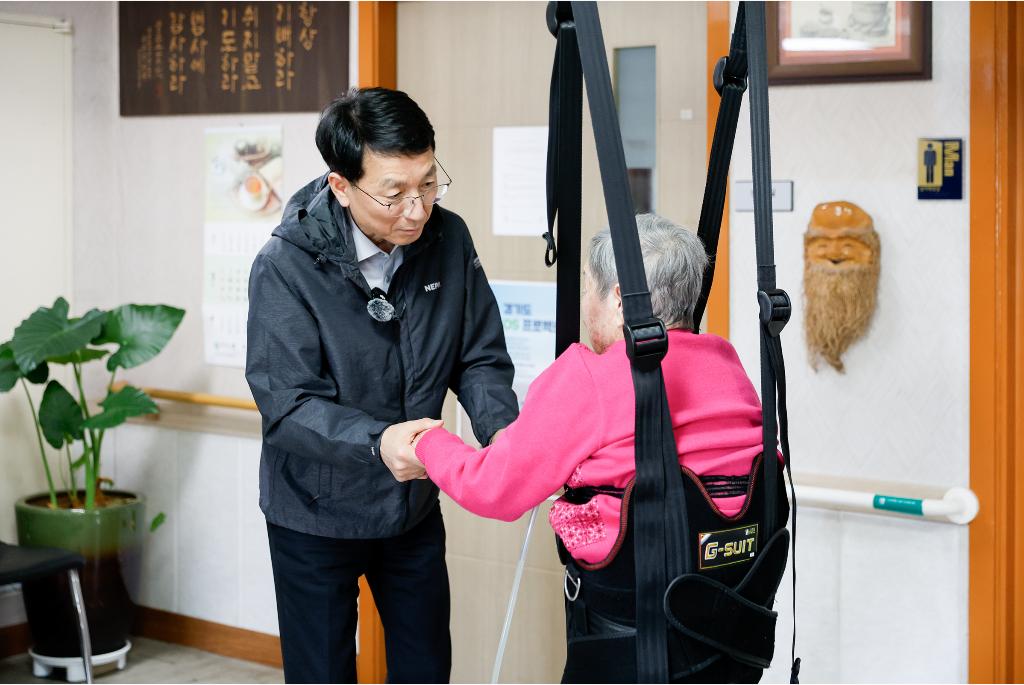 19일 오후 김성중 행정1부지사가 화성노인전문요양원에 방문해 환우 어르신 신체활동 보조 봉사활동을 하고 있다.
