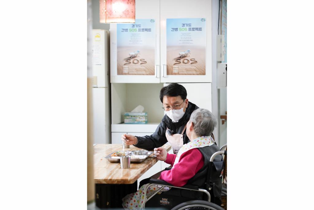 19일 오전 김성중 행정1부지사가 화성노인전문요양원에 방문해 환우 어르신 식사 보조 봉사활동을 하고 있다.
