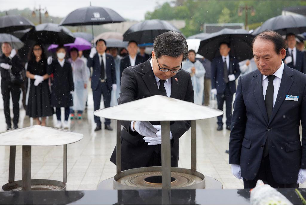 김동연 경기도지사가 국립5.18민주묘지에서 분향을 하고 있다. 