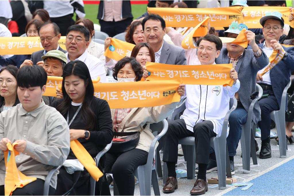 23일 오후 용인미르스타디움에서 열린 경기도 청소년의 날 기념식에서 김성중 행정1부지사가 퍼포먼스를 하고 있다. 