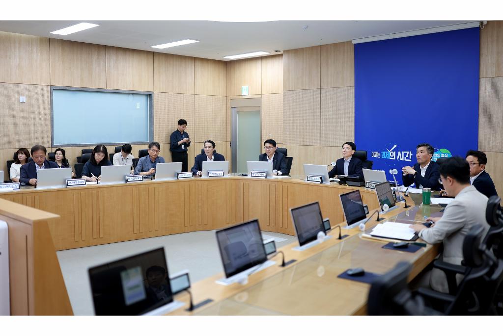 30일 오후 경기도청 재난안전상황실에서 김성중 행정1부지사, 김대순 행정2부지사 및 관계 공무원 등이 참석한 가운데 도‑시·군 부단체장 영상회의가 열리고 있다.