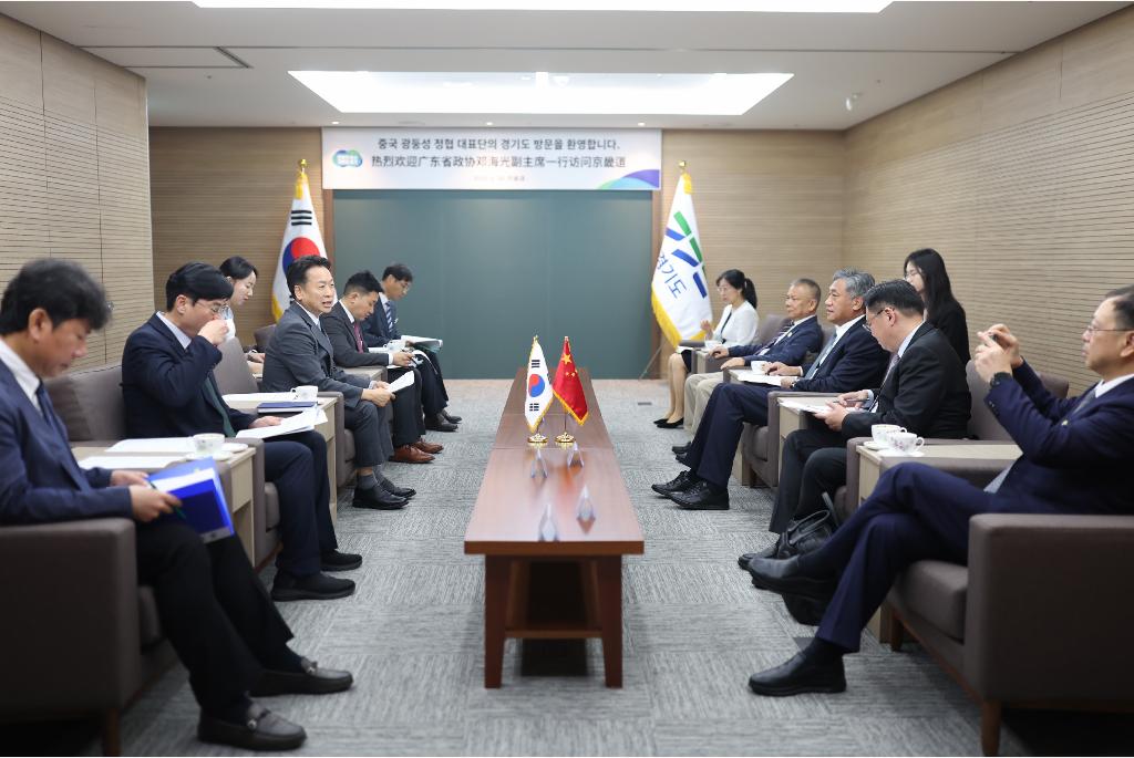 30일 오전 경기도청 접견실에서 고영인 경제부지사가 광둥성 덩 하이광 부주석 및 광둥성 대표단과 면담을 하고 있다.