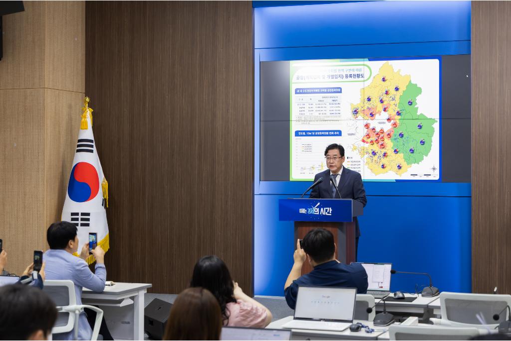 1일 오전 경기도청 브리핑룸에서 강민석 대변인이 경기 동부 자연보전권역 내 제1호 산단클러스터 조성 관련 기자회견을 하고 있다.