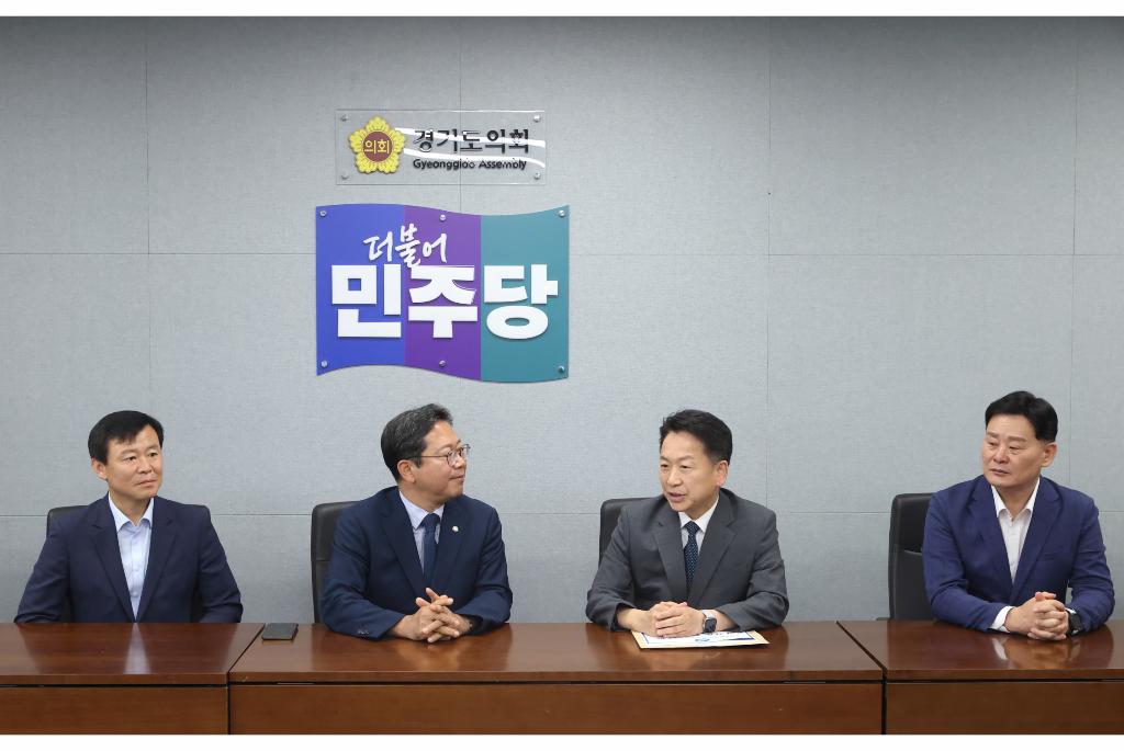 1일 오전 고영인 경제부지사가 경기도의회 민주당 대표의원실에서 김승원 경기도당위원장에게 국민주권정부 국정과제 반영을위한 경기도 현안을 건의하고있다.