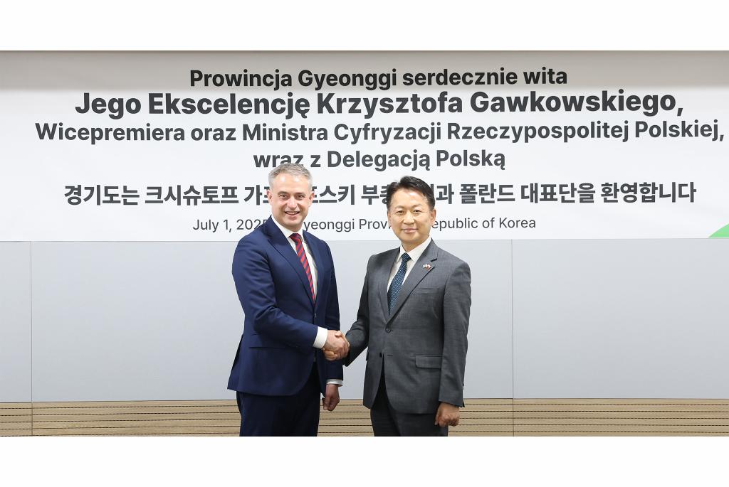 1일 오후 경기도청 5층 서희홀에서 고영인 경제부지사가 크시슈토프 가프코프스키 폴란드 부총리와 기념촬영을 하고 있다.