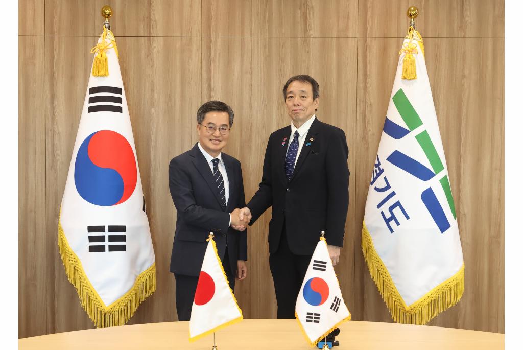 2일 오후 김동연 경기도지사가 도청 집무실에서 미즈시마 코이치 주한 일본 대사와 기념촬영을 하고있다.