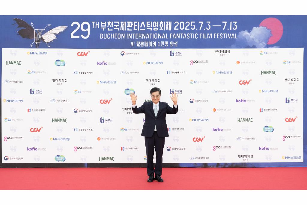 3일 오후 김동연 경기도지사가 부천아트센터에서 29회 부천국제판타스틱영화제 개막식에 참석해 레드카펫 포토월에서 기념촬영을 하고 있다.