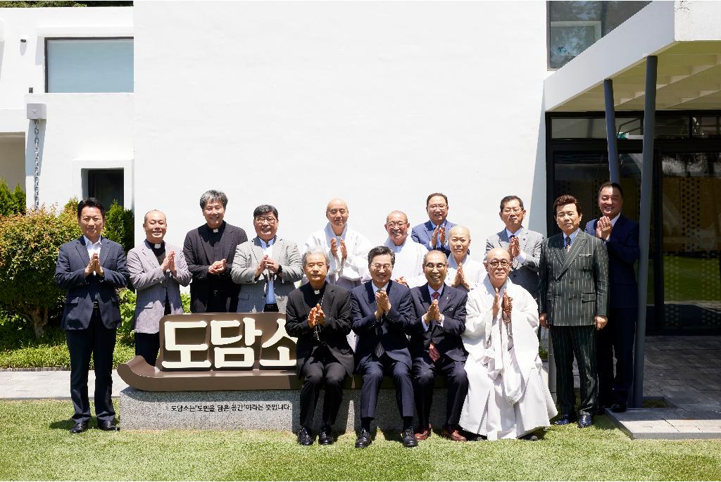 10일 오후 도담소에서 열린 경기도 종교지도자 오찬 간담회에서 김동연 경기도지사와 3대종단 종교지도자, 우수 멘토 표창대상자 등과 함께 기념촬영을 하고 있다.  