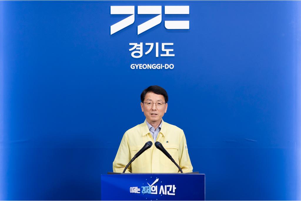 11일 오전 경기도청 브리핑룸에서 김성중 행정1부지사가 경기도 극한 폭염 긴급대책 발표를 하고 있다.