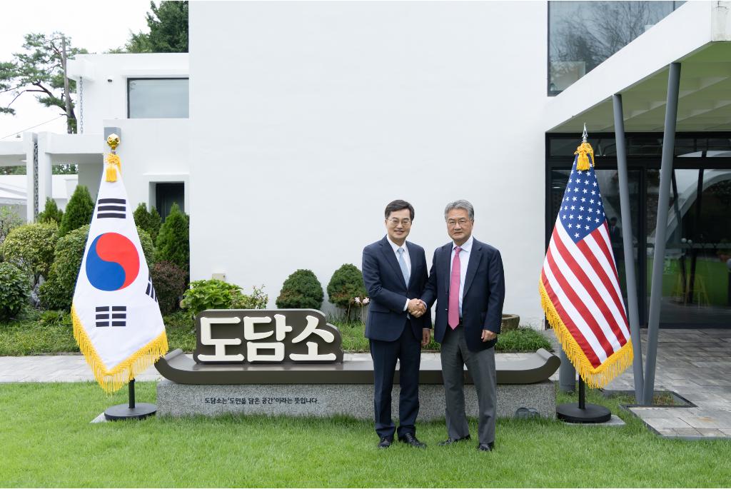 4일 오후 도담소에서 김동연 경기도지사,조셉 윤(Joseph Yun) 주한 미국 대사대리가 기념촬영을 하고 있다.