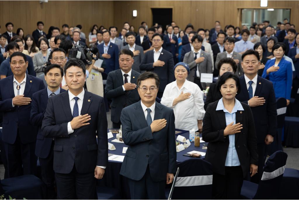 5일 오후 경기도의회 대회의실에서 열린 제69주년 경기도의회 개원기념식에서 김동연 경기도지사, 김진경 경기도의회 의장, 경기도의원 등이 국민의례를 하고 있다.
