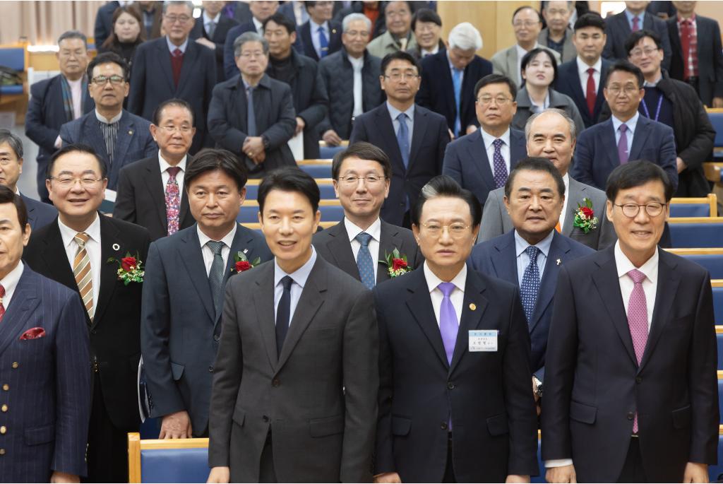 26일 오전 김성중 행정1부지사가 부천 서문교회에서 열린 경기도기독교총연합회 대표총회장 이, 취임식 감사예배에서 기념촬영을 하고 있다.