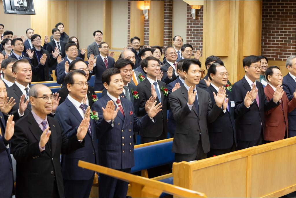 26일 오전 김성중 행정1부지사가 부천 서문교회에서 열린 경기도기독교총연합회 대표총회장 이, 취임식 감사예배에서 기념촬영을 하고 있다.