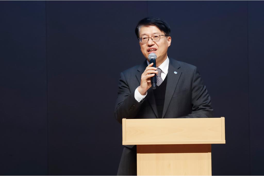 24일 오후 경기도청 다산홀에서 열린 2025 하반기 경기모범공무원 시상식에서 김대순 행정2부지사가 인사말을 하고 있다.