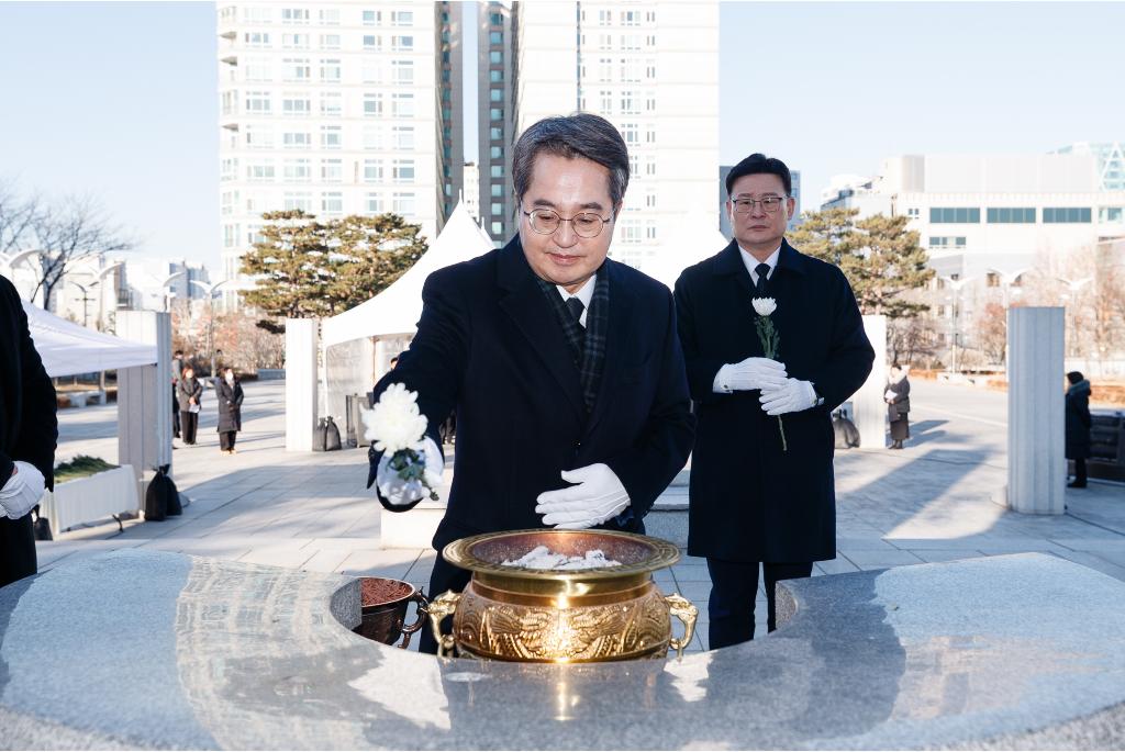 									2일 오전 수원 현충탑에서 김동연 경기도지사, 최종현 경기도의회 더불어민주당 대표의원이 2026 새해 현충탑 참배를 하고 있다.
