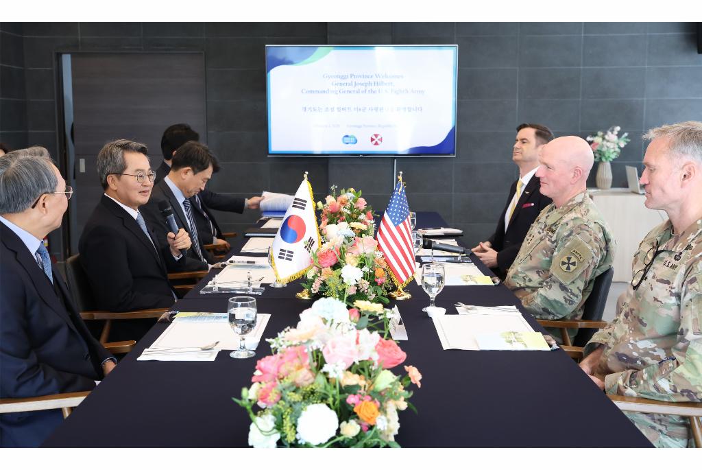 2일 오전 수원특례시 도담소에서 김동연 경기도지사가 조셉 힐버트(Joseph E. Hilbert) 미8군 사령관 및 관계자들과 간담회를 진행하고 있다.